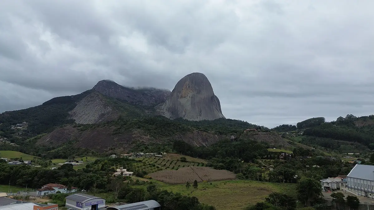Vista panorâmica da Pedra Azul e da Pedra do Lagarto em Domingos Martins, Espírito Santo.