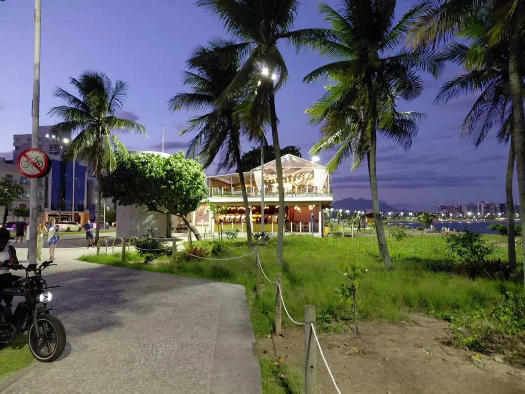 Atletas correndo no Calçadão da Praia de Camburi em Vitória Espírito Santo