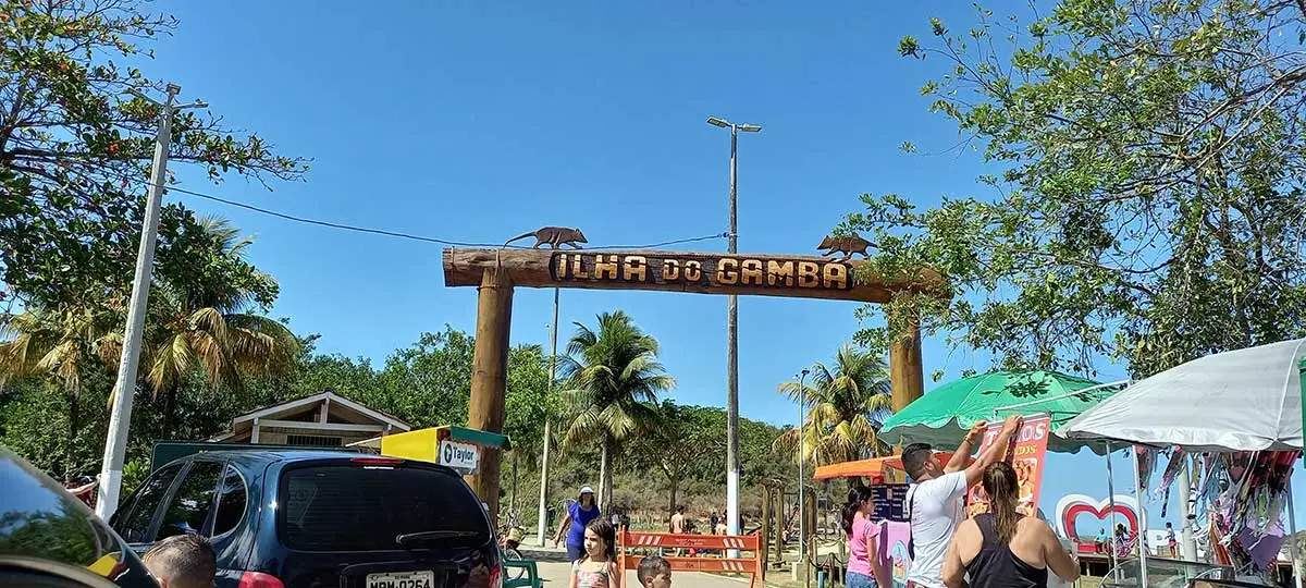 Vista panorâmica da Trilha da Ilha do Gambá em Piúma ES ao pôr do sol